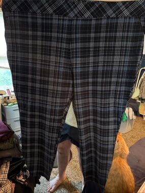 Torrid black plaid women’s ponte pants. NWT size 4X (26)
